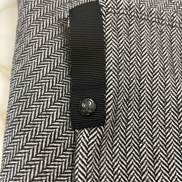 Lululemon Black and White Herringbone Vanessa Snap Scarf—Beautiful! EUC - Picture 3 of 5